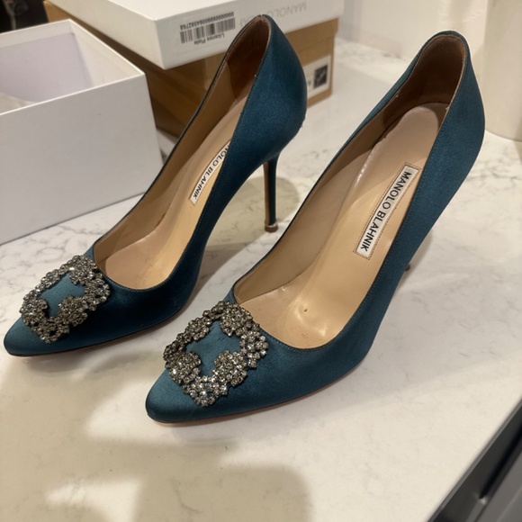 Manolo Blahnik Satin Hangisi - Picture 4 of 7